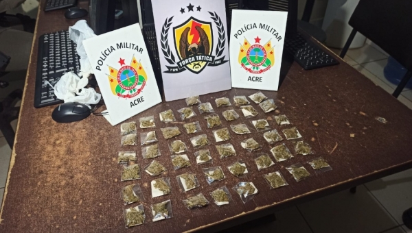 Jovem é preso com 49 papelotes de skunk dentro de táxi que seguia para Sena Madureira 